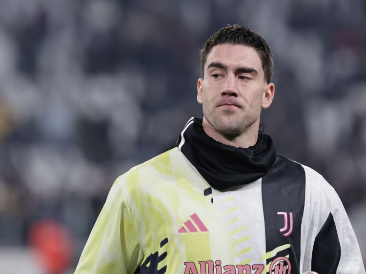 半场被换下，DAZN：弗拉霍维奇因右大腿不适下场