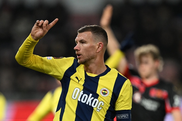 土媒：佛罗伦萨联系哲科经纪人尝试免签，球员首选留在费内巴切