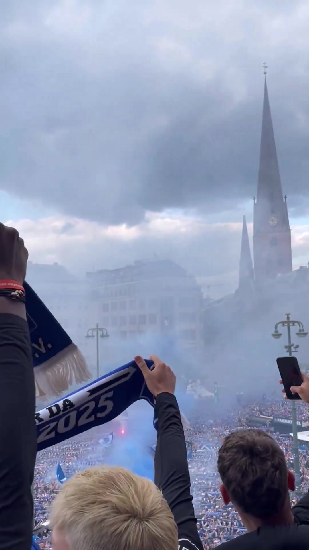 震撼汉堡升入德甲游行庆祝，10万球迷参加！现场气氛爆炸