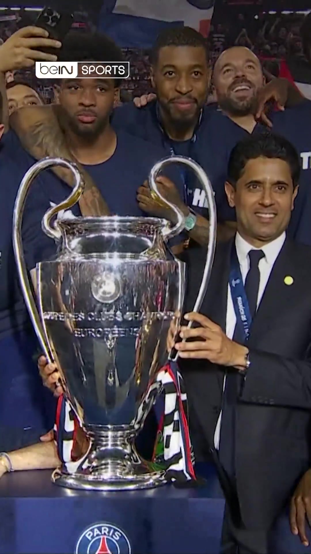 巴黎主场展示4冠&全队唱跳庆祝，纳赛尔手扶大耳朵杯爱不释手