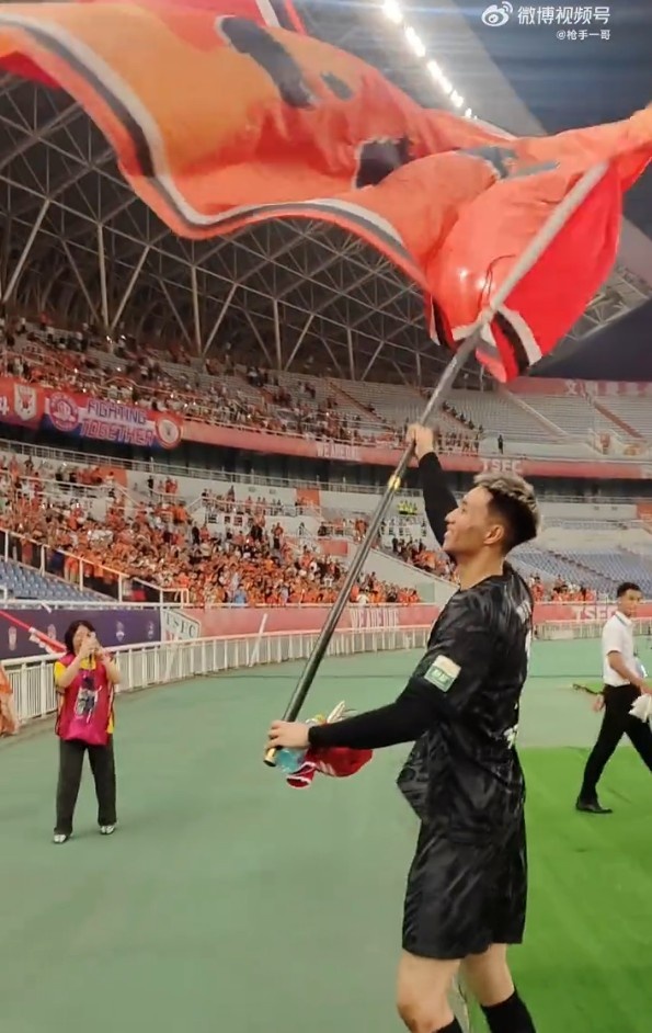 首发打满全场助泰山赢球，于金永赛后挥舞旗帜与球迷互动