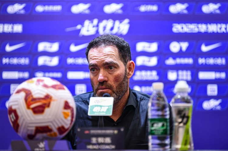 足球报：两连胜让亚泰积分追平青岛海牛 保级形势呈现胶着状态