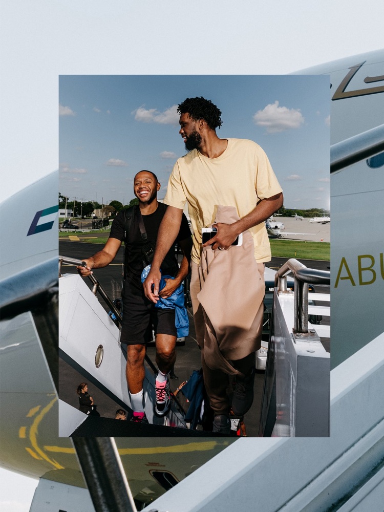 出发！76人晒球员登机照 启程阿布扎比备战季前赛