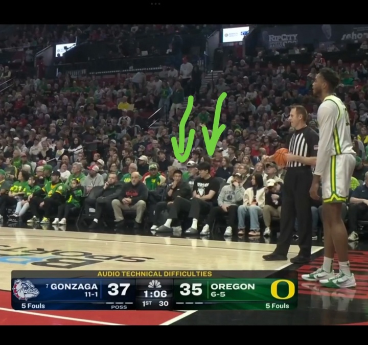 老乡见老乡!俄勒冈在开拓者主场比赛 杨瀚森场边观战支持林葳